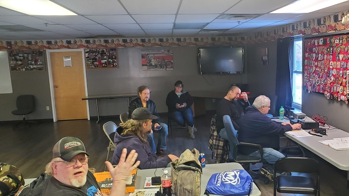 A group of people sitting in a room
Description automatically generated with medium confidence